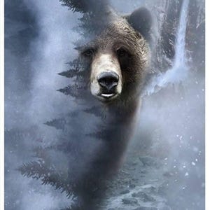 Puede incluir: Imagen digital de un oso emergiendo de una escena de bosque brumoso. El pelaje del oso es marrón, con una cascada y árboles. Dimensiones: 75 x 110 pulgadas (190,5 x 279,4 cm).