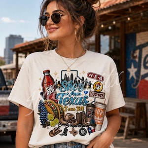Könnte beinhalten: Ein cremefarbenes Kurzarm-T-Shirt mit einem Grafikdruck und dem Text "She's from Texas I can Tell". Das Design enthält Illustrationen einer Big Red-Sodaflasche, Tacos, eines Cowboyhutes, Stiefeln, eines Getränkebechers und Texas-Symbolen.