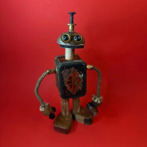Робот-спортсмен / Самодельный робот / Стимпанк-арт / Игрушка из переработанных материалов / Художественное искусство из металла
