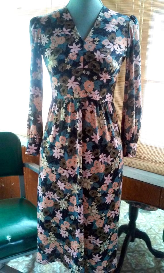 70s Does the 40s FLOWER DRESS--Nylon Jersey--Size