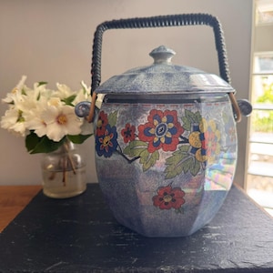Vintage Rubian Art Pottery Keksfass | Achteckiges Lustreware-Glas mit Blumenmuster & Rattangriff | Hergestellt in England, 1920er Jahre