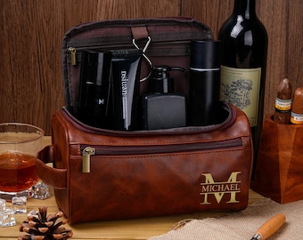 Personalized Men&#39;s Leather Toiletry Bag,Groomsmen Gifts,Engraved Dopp Kit,Father&#39;s Day Gift,Travel Toiletry Bag,Anniversary Gift for Him