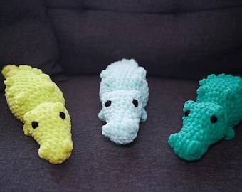 Peluche de caimán de ganchillo hecho a mano: juguete kawaii de chenilla suave