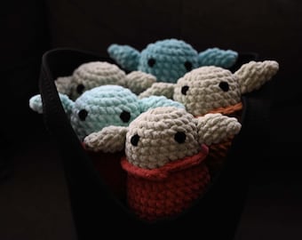 Peluche de ganchillo Grogu hecho a mano: Muñeca extraterrestre de terciopelo