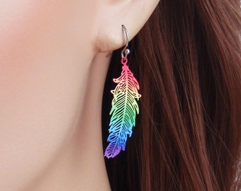 Boucles d'oreilles fines en filigrane de plumes arc-en-ciel. Argent sterling 925 au choix, titane sans nickel ou petit acier inoxydable, hypoallergénique