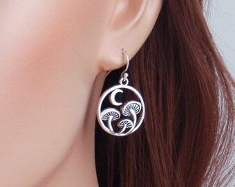 Boucles d'oreilles croissant de lune champignon en argent - Argent sterling 925, titane sans nickel ou tiges d'oreille en acier inoxydable. champignons magiques