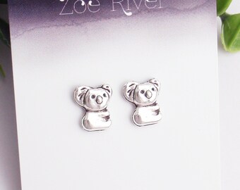 Boucles d'oreilles minuscules koala - argent sterling 925, titane sans nickel ou acier inoxydable. Petits goujons de koala délicats, feuilles de gomme, animal, mammifère