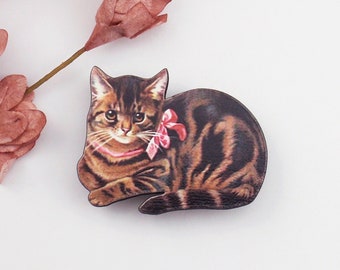 Tabby cat brooch. Laser cut wooden brooch. Brown stripy cat pin. Cat broach. Cat brooch. Furbaby brooch.