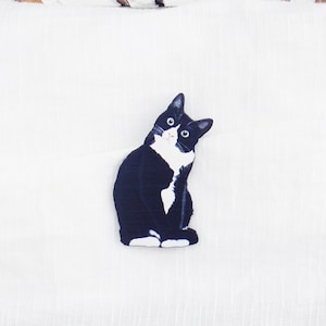 Schwarz-weiße Katzenbrosche. Lasergeschnittene Brosche aus Holz. Schwarzer Katzen Pin. Katzen Brosche. Katzen Brosche. Furbaby Brosche, Smoking Katze Bild 1