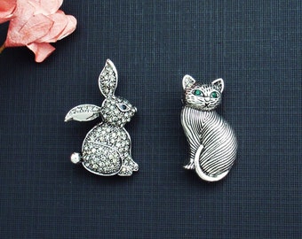 Vintage style rabbit or cat brooch. Silver rabbit brooch. Silver cat brooch. Small cat pin. Cat broach. Dainty cat brooch. Furbaby brooch