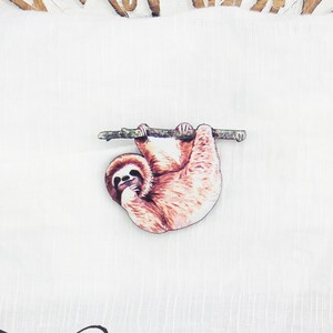 Cute sloth brooch. Laser cut wooden brooch. Brown sloth pin. Sloth broach. Sloth brooch. Lazy sloth brooch