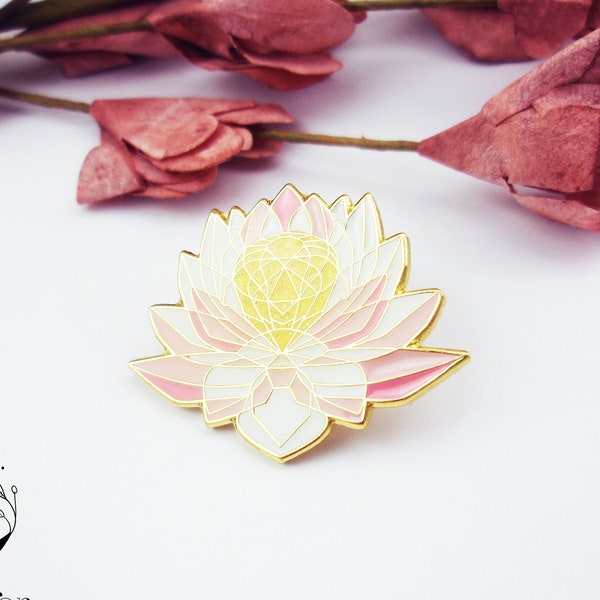 Lotus crystal quartz cluster brooch pin. Dainty pink, white, yellow pin. Flower broach, brooch, hat, coat, lapel, bag, wave eye, japanese.