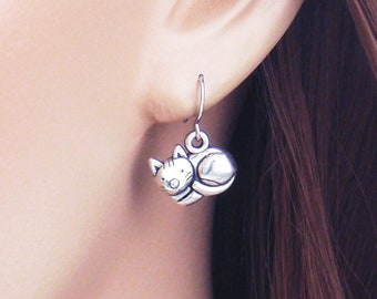 Dainty cat earrings. 925 sterling silver, stainless steel, nickel free titanium earrings. Small silver earrings vintage style