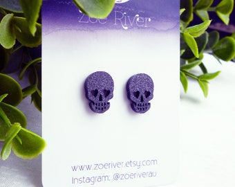 Boucles d'oreilles tête de mort à paillettes noires avec votre choix de tiges d'oreilles en argent sterling 925, en acier inoxydable ou en titane. Boucles d'oreilles Halloween