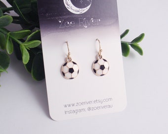 Boucles d'oreilles de football. Boucles d'oreilles petites boules avec votre choix d'or 14 carats ou d'acier inoxydable. Boucles d'oreilles Sport, Matildas, ballon de football