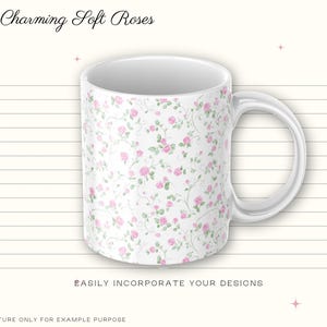 Puede incluir: Taza de cer&aacute;mica blanca con un dise&ntilde;o floral de rosas rosas y hojas verdes. La taza tiene un asa blanca y el texto "Charming Soft Roses". El patr&oacute;n floral se repite alrededor de la taza. Sobre un fondo crema.