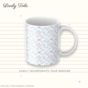 Pode incluir: Caneca de cer&acirc;mica branca com um padr&atilde;o floral de rosas cor-de-rosa, la&ccedil;os azuis e cora&ccedil;&otilde;es. A caneca tem uma al&ccedil;a branca e o texto "Lovely Toile" est&aacute; no topo. O texto "EASILY INCORPORATE YOUR DESIGNS" est&aacute; na parte inferior.