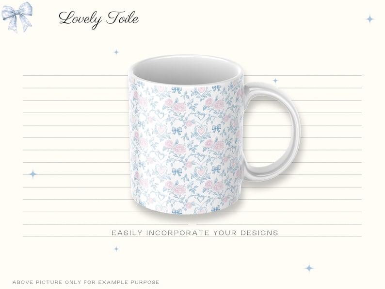 Pode incluir: Caneca de cer&acirc;mica branca com um padr&atilde;o floral de rosas cor-de-rosa, la&ccedil;os azuis e cora&ccedil;&otilde;es. A caneca tem uma al&ccedil;a branca e o texto "Lovely Toile" est&aacute; no topo. O texto "EASILY INCORPORATE YOUR DESIGNS" est&aacute; na parte inferior.