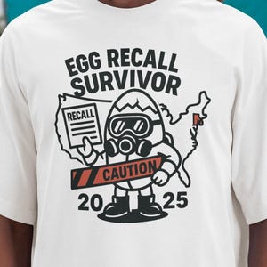 Camiseta de superviviente del retiro de huevos 2025 / Camiseta divertida con meme sobre seguridad alimentaria / Gráfico de huevo con máscara de gas y mapa del retiro / Regalo gastronómico peculiar
