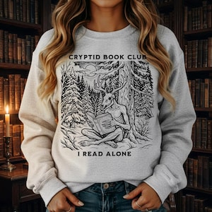 Cryptid Tee Wendigo bokklubb Jag läser ensam Mörk läsare