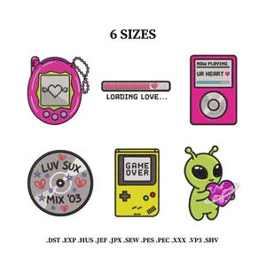 Puede incluir: Seis parches bordados con diseños retro. Incluye un juego portátil rosa, una barra de carga con un corazón, un reproductor de música, un CD con "Luv Sux", una consola de juegos amarilla y un extraterrestre verde sosteniendo un corazón.