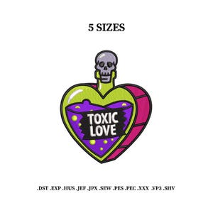 Puede incluir: Un diseño de bordado que muestra una botella en forma de corazón llena de líquido morado y burbujas amarillas, rematada con una calavera. Una etiqueta negra central dice TOXIC LOVE en letras blancas. El texto 5 SIZES y formatos aparecen visibles.
