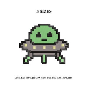 Puede incluir: Un diseño de bordado de un OVNI pixelado con una cúpula verde claro, un cuerpo de platillo gris con detalles cuadrados amarillos y tres patas de aterrizaje verde claro. El texto 5 SIZES aparece arriba y los formatos .DST .EXP .HUS .JEF .JPX .SEW .PES .PEC .XXX .VP3 .SHV aparecen abajo.