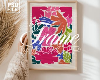 Postermodel met persoon, DIN A houten lijstmodel, vrouwenhand met lijstmodel, fotolijstmodel, verticale lijst PSD-mockup