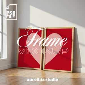 Könnte beinhalten: Zwei gerahmte Kunst-Mockups mit rotem Hintergrund und einer hellrosa Herzform. Die Rahmen haben eine helle Holzfarbe. Die Worte "Frame Mockup" sind in weißer Schrift geschrieben. Das Bild enthält auch den Text "PSD FILE" und "aurethia studio".