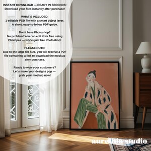 Może przedstawiać: Oprawiony wydruk artystyczny z nowoczesną ilustracją osoby w szlafroku i pasiastych spodniach na brzoskwiniowym tle. Czarna oprawiona grafika opiera się o ścianę. Tekst "aurethia studio" znajduje się na dole.