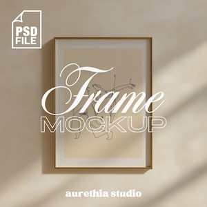 Könnte beinhalten: Ein gerahmter Kunstdruck-Mockup mit einem goldenen Rahmen. Das Kunstwerk zeigt eine minimalistische Strichzeichnung von zwei Figuren in Bewegung auf cremefarbenem Hintergrund. Die Worte "Frame Mockup" sind in einer stilisierten Schriftart dargestellt. Oben links befindet sich ein "PSD FILE"-Symbol.