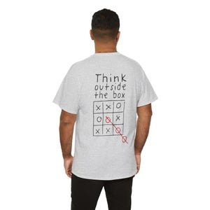 Maglietta Think Outside the Box, maglietta unisex in cotone pesante, abbigliamento casual per menti creative, regalo perfetto per lauree e compleanni,