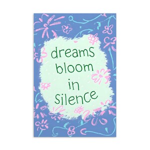 Carte postale « Les rêves fleurissent en silence » – Illustration florale avec citation inspirante