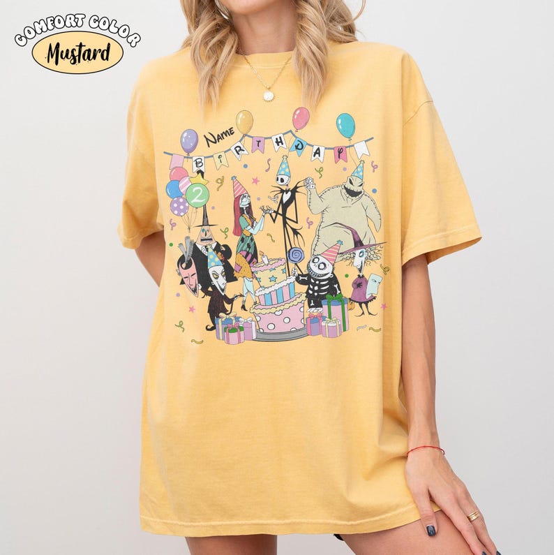 Op de afbeelding: Mosterdkleurig T-shirt met een verjaardagsfeestje met personages uit een populaire animatiefilm. Het ontwerp bevat een taart, ballonnen en de tekst "Name Birthday". Het shirt is van het merk Comfort Colors.