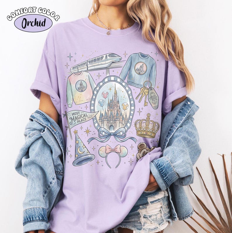 Puede incluir: Una camiseta lila Comfort Colors con un dise&ntilde;o de fantas&iacute;a que presenta un castillo, un tren y otros gr&aacute;ficos tem&aacute;ticos. La camiseta incluye el texto "Most Magical Place" y varias ilustraciones, incluyendo una corona y orejas de rat&oacute;n.