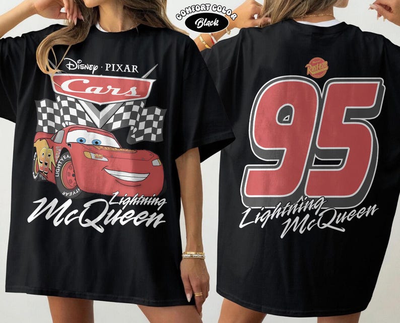 Pu&ograve; includere: T-shirt nero con Lightning McQueen di Cars di Disney Pixar. La grafica frontale include il logo Cars, una bandiera a scacchi e un'auto da corsa rossa sorridente. Il retro mostra il numero 95 e il nome di Lightning McQueen.