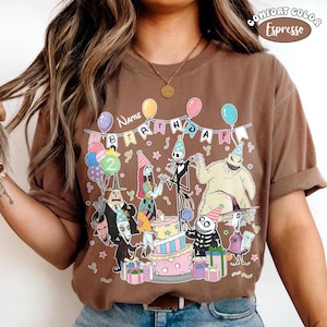Op de afbeelding: Espresso-kleurig T-shirt met een kleurrijke verjaardagsfeestsc&egrave;ne met personages. Het ontwerp bevat een verjaardagstaart, ballonnen en de tekst "Name Birthday 2". Het shirt is een Comfort Color.
