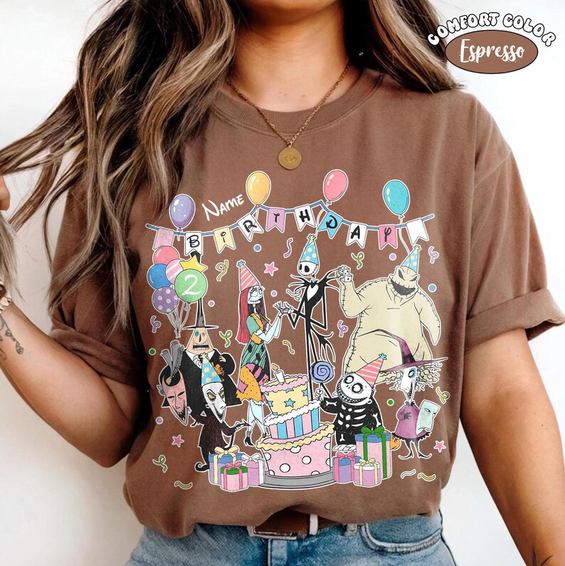 Op de afbeelding: Espresso-kleurig T-shirt met een kleurrijke verjaardagsfeestsc&egrave;ne met personages. Het ontwerp bevat een verjaardagstaart, ballonnen en de tekst "Name Birthday 2". Het shirt is een Comfort Color.