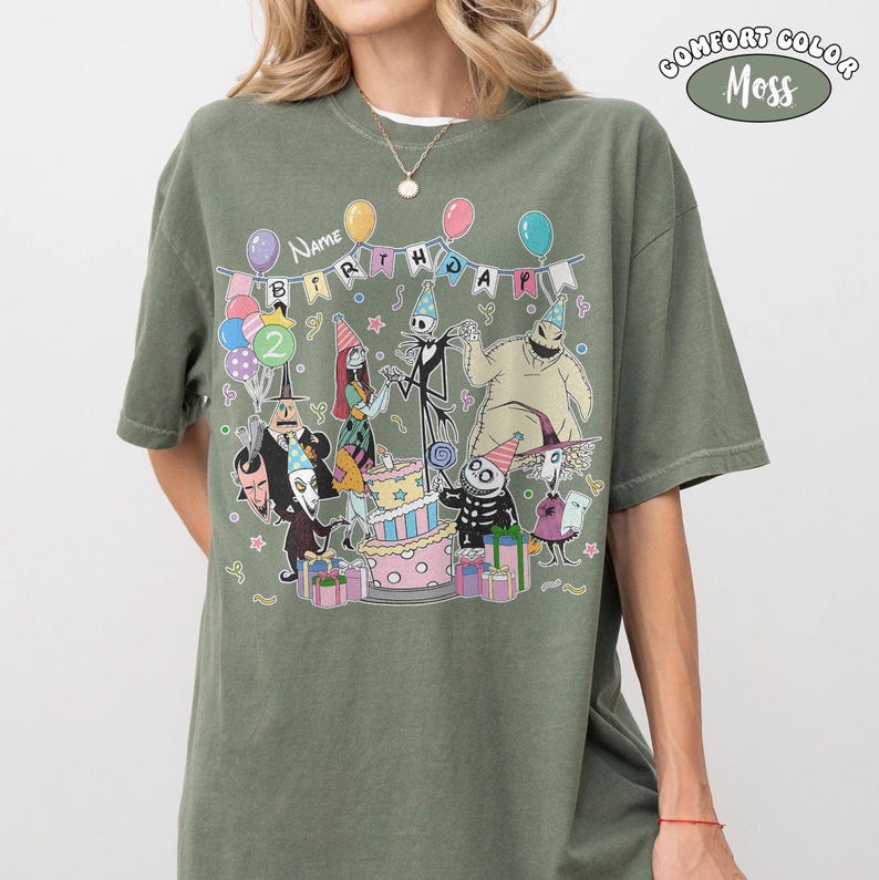 Op de afbeelding: Olijfgroen T-shirt met een verjaardagsfeestje, personages, ballonnen en een taart. De tekst "Name Birthday 2" staat op een banner. Het shirt is een Comfort Colors Moss.