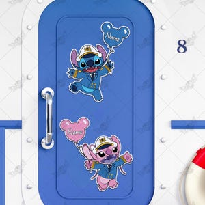 以下が含まれることがあります： 船長の制服を着た青とピンクの漫画キャラクターのステッカー2枚。それぞれが頭の形をした風船を持っており、Nameという文字が印刷されています。ステッカーは銀色の取っ手が付いた青いドアに貼られています。