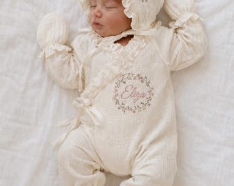 Ensemble bébé en mousseline de coton personnalisé pour la sortie de maternité | Ensemble 3 pièces en mousseline de coton bio | Cadeau de naissance brodé sur mesure | 0-3 mois