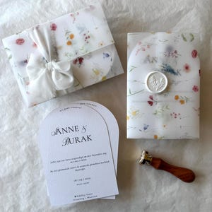 Floral sheer invitation set | vellum uitnodigingsset met bloemenprint | floral vellum envelopes | floral sheer envelopes a6 | arch shape