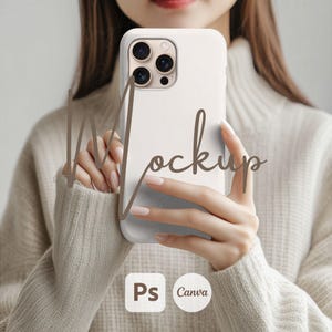 Op de afbeelding: Een witte telefoonhoes met een camera lens mockup. De hoes wordt vastgehouden door een hand. De tekst "Mockup" staat op de hoes.