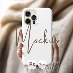 Könnte beinhalten: Ein weißes Handycase mit Kameramodul wird in einer Hand gehalten. Das Wort "Mockups" steht in brauner Schrift auf dem Case. Die Logos "Ps" und "Canva" befinden sich in der unteren Ecke.