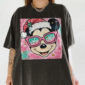 Retro Pink Mickey Christmas Preppy Glitter Shirt, Mickey Christmas Shirt, Mickey Santa Shirt, Disney Couple Xmas Shirt, Christmas Party Tee Bild 1