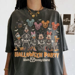 Retro Mickey And Friends Halloween Balloons Shirt, Disneyworld Halloween Trip Shirt, Halloween Party 2026 Shirt, Mickey Skeleton Shirt bild 1