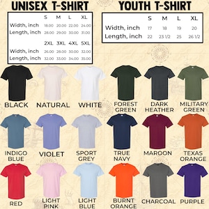 Pu&ograve; includere: Una variet&agrave; di t-shirt unisex e per ragazzi in vari colori, tra cui nero, bianco e blu navy. L'immagine mostra tabelle delle taglie con misure in pollici per taglie unisex e per ragazzi. I colori disponibili sono: rosso, rosa, blu, arancione, grigio e viola.