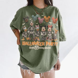 Retro Mickey And Friends Halloween Balloons Shirt, Disneyworld Halloween Trip Shirt, Halloween Party 2026 Shirt, Mickey Skeleton Shirt bild 3