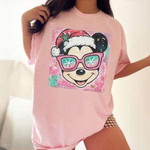 Retro Pink Mickey Christmas Preppy Glitter Shirt, Mickey Christmas Shirt, Mickey Santa Shirt, Disney Couple Xmas Shirt, Christmas Party Tee Bild 6