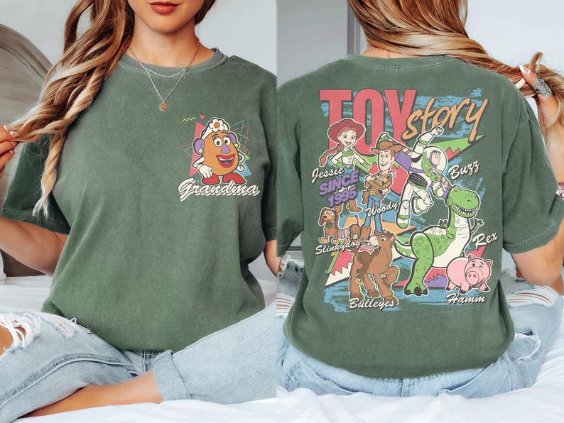 K&ouml;nnte beinhalten: Gr&uuml;nes T-Shirt mit einer Grafik von Mr. Potato Head und dem Wort "Grandma" auf der Vorderseite. Auf der R&uuml;ckseite des Shirts stehen "Toy Story" und Charaktere wie Woody, Buzz und Rex.